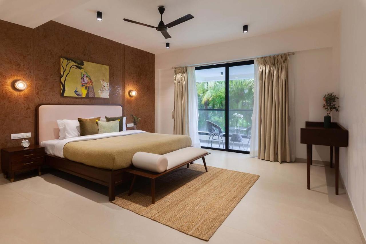 Villa Sereno By Stayvista - An Elegant And Entertaining Retreat Featuring A Swimming Pool, Outdoor Jacuzzi, Modern Interiors, And A Snooker Table 阿里巴格 外观 照片