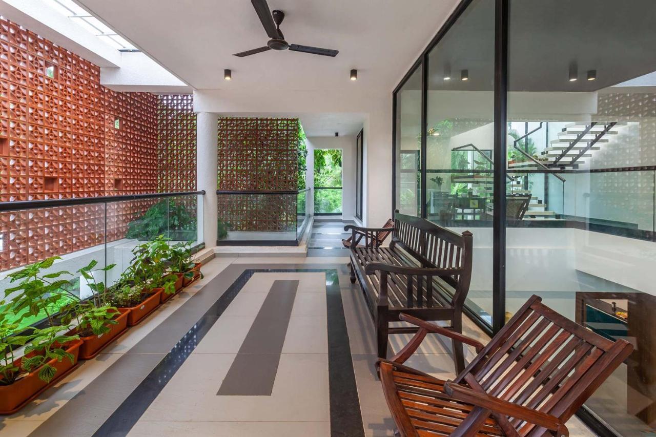 Villa Sereno By Stayvista - An Elegant And Entertaining Retreat Featuring A Swimming Pool, Outdoor Jacuzzi, Modern Interiors, And A Snooker Table 阿里巴格 外观 照片