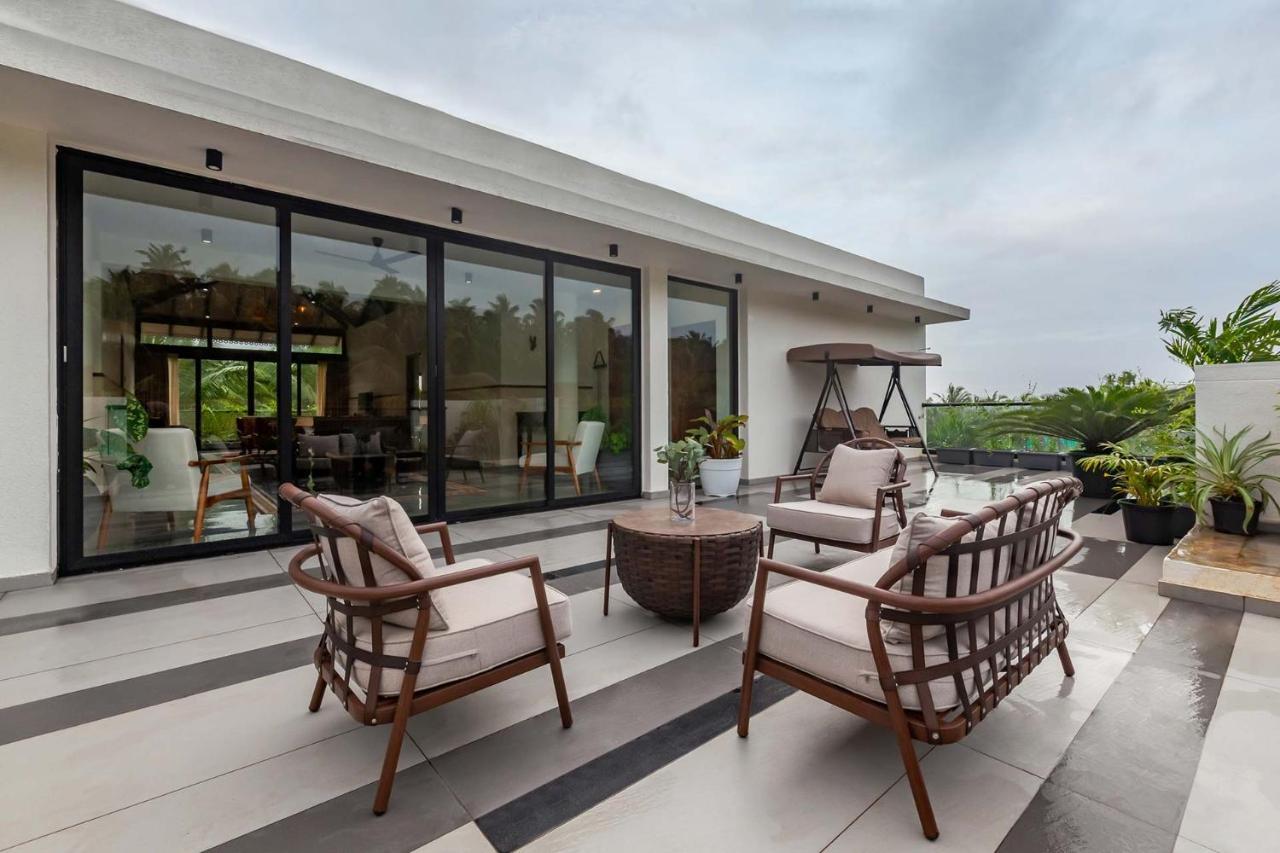 Villa Sereno By Stayvista - An Elegant And Entertaining Retreat Featuring A Swimming Pool, Outdoor Jacuzzi, Modern Interiors, And A Snooker Table 阿里巴格 外观 照片