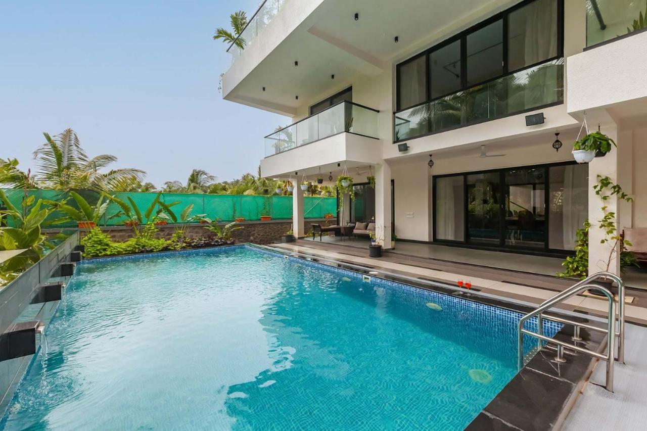 Villa Sereno By Stayvista - An Elegant And Entertaining Retreat Featuring A Swimming Pool, Outdoor Jacuzzi, Modern Interiors, And A Snooker Table 阿里巴格 外观 照片