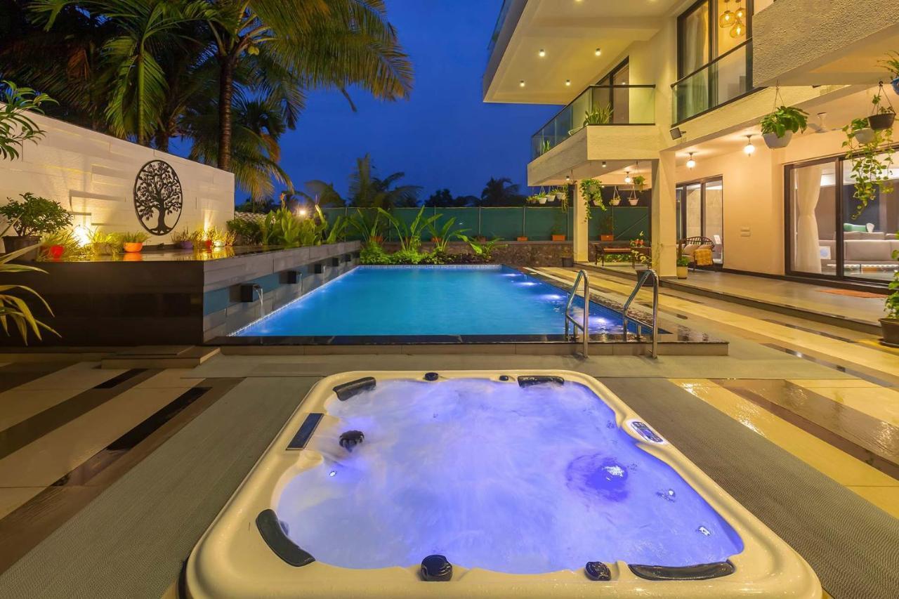 Villa Sereno By Stayvista - An Elegant And Entertaining Retreat Featuring A Swimming Pool, Outdoor Jacuzzi, Modern Interiors, And A Snooker Table 阿里巴格 外观 照片