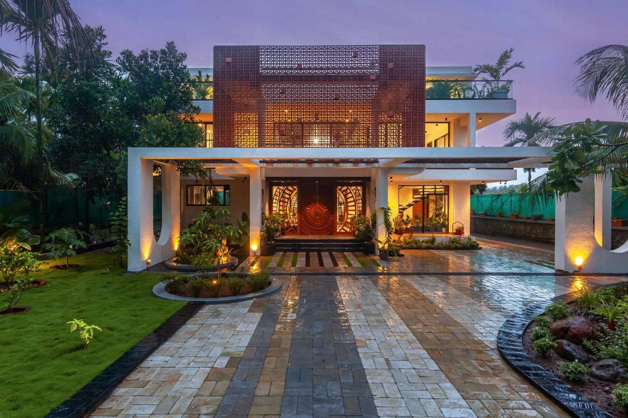 Villa Sereno By Stayvista - An Elegant And Entertaining Retreat Featuring A Swimming Pool, Outdoor Jacuzzi, Modern Interiors, And A Snooker Table 阿里巴格 外观 照片
